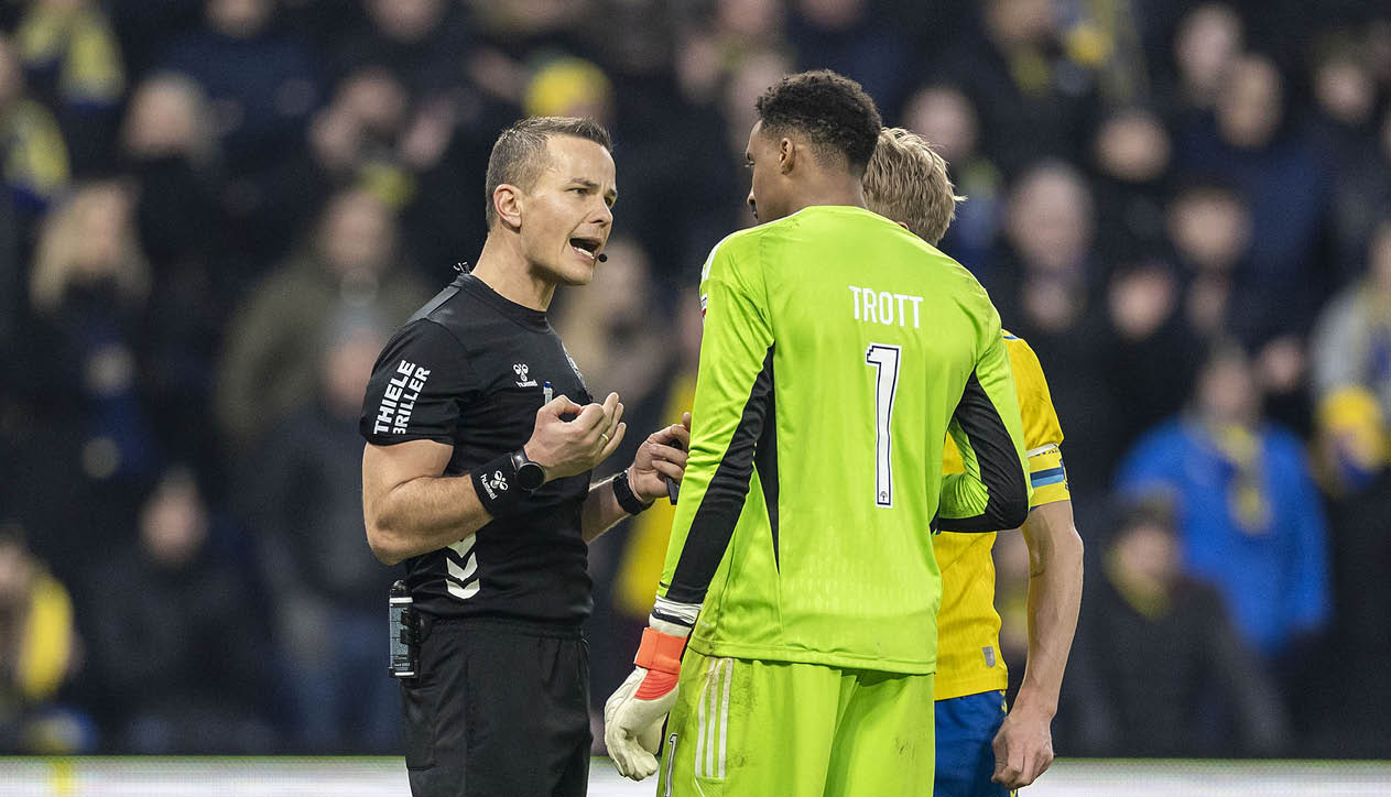 [DK=20240303: 3F Superliga p Br ndby Stadion - Br ndby IF vs. Vejle Boldklub - Morten Krogh, dommer og Nathan Wallace Newman Trott, Vejle BK] [UK=20240303: 3F Superliga at Br ndby Stadium - Br ndby IF vs. Vejle BK - Morten Krogh, referee]