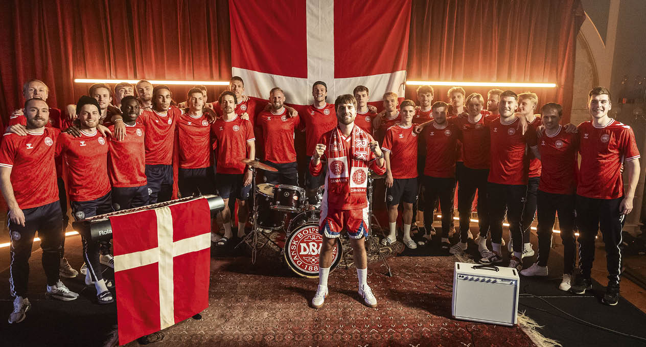 [DK=20240524: Sang til EURO 2024 i Tyskland - Herrelandsholdet synger med Malte Ebert] [UK=20240524: Song for EURO 2024 - Denmark Nationalteam sings with Malte Ebert]